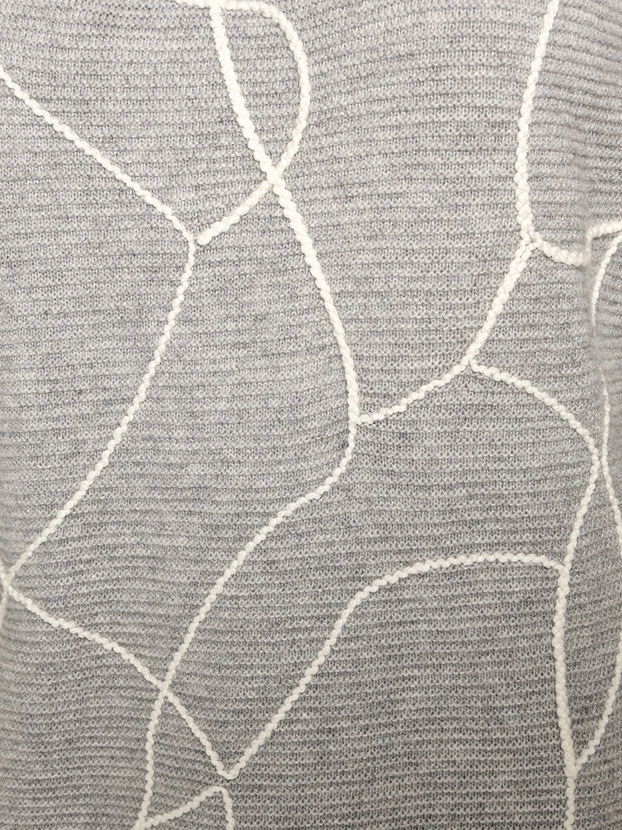 Серый джемпер с фактурной вышивкой